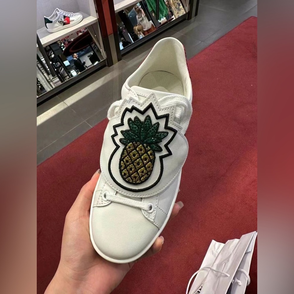 New in box Gucci sneaker with patch 37